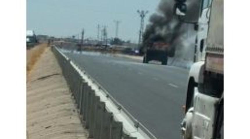 Seyir Halindeki Askeri Ara&ccedil; Alev Aldı