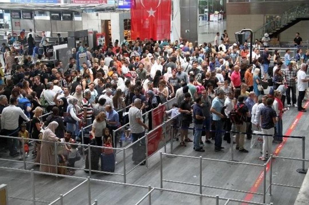 Bayram D&ouml;n&uuml;ş&uuml; Havalimanında Gurbet&ccedil;i Yoğunluğu
