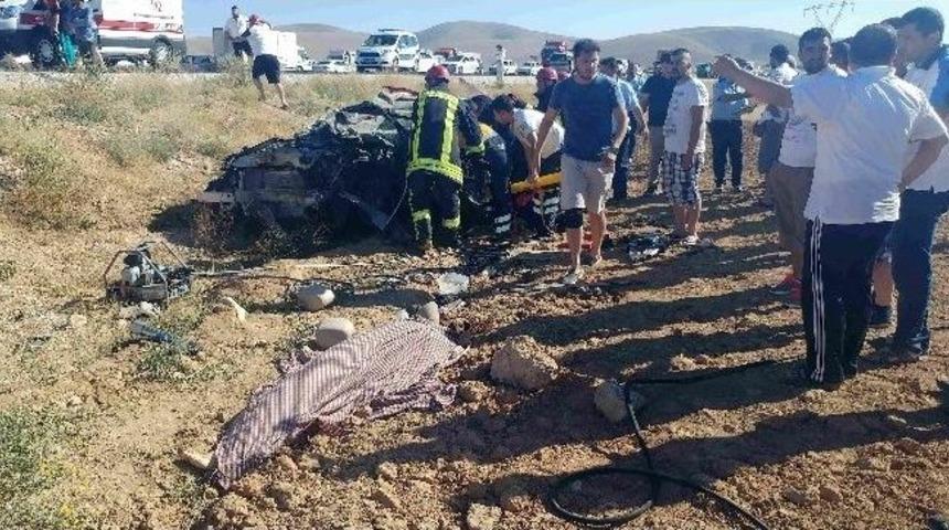 İki Otomobil &Ccedil;arpıştı: 2 &Ouml;l&uuml;, 6 Yaralı