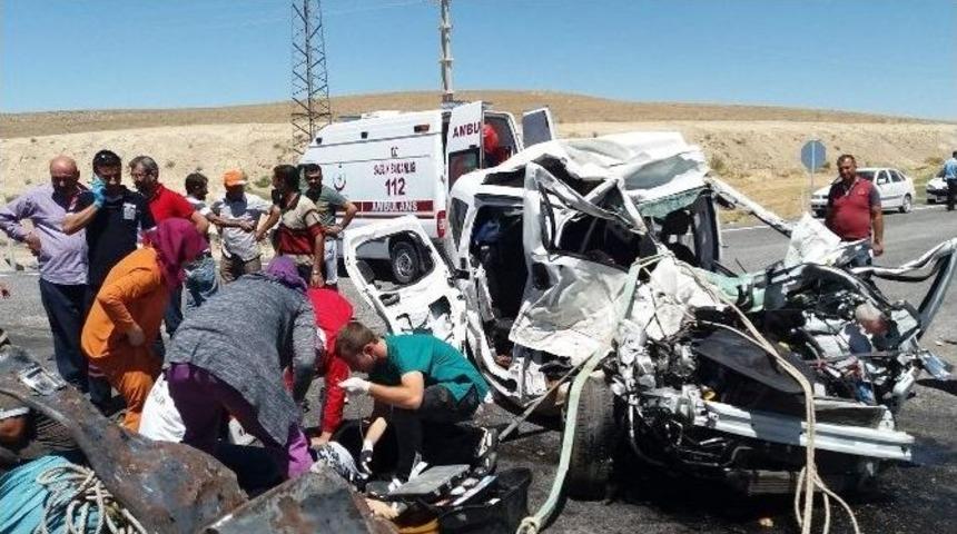 Hafif Ticari Ara&ccedil; Tır&rsquo;a &Ccedil;arptı: 4 &Ouml;l&uuml;