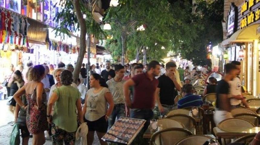 Kuşadası&rsquo;nda 9 G&uuml;nde 784 Bin 312 Ara&ccedil; Giriş Yaptı