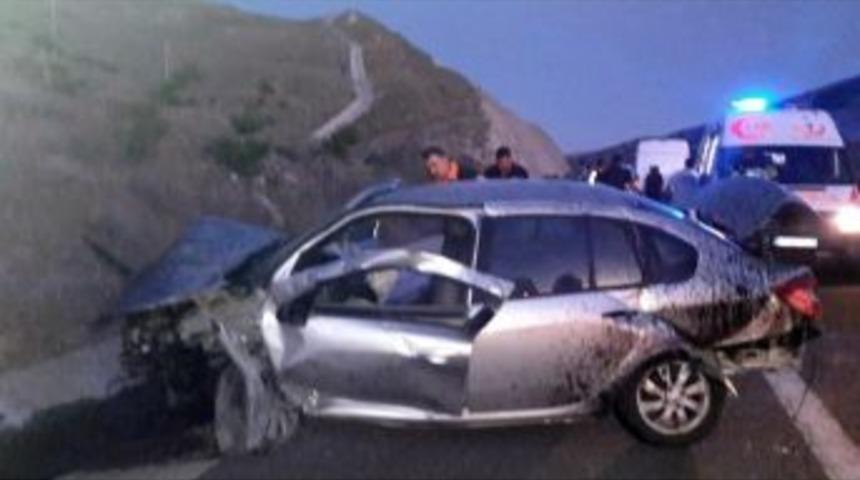 Takla Atan Otomobil Su Kanalına D&uuml;şt&uuml;: 4 Yaralı