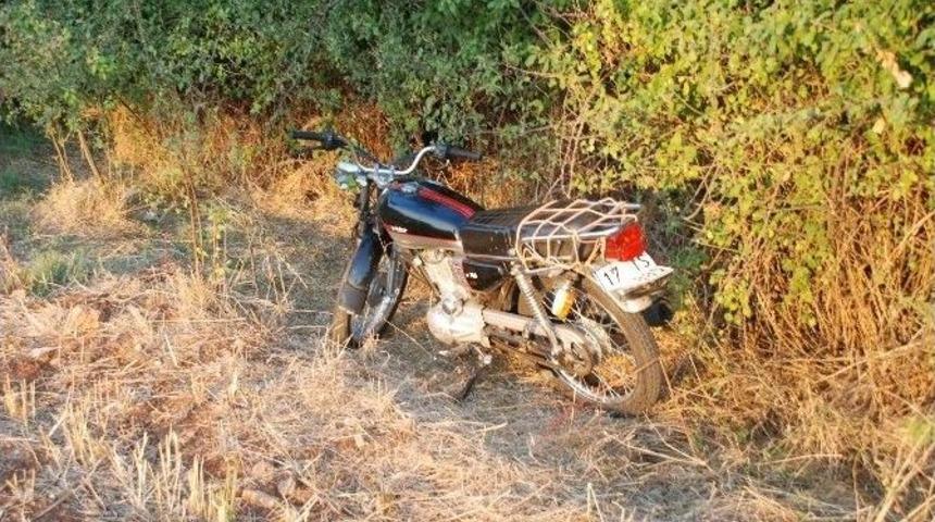 Direğe &Ccedil;arpan Motosikletli Gen&ccedil; Hayatını Kaybetti