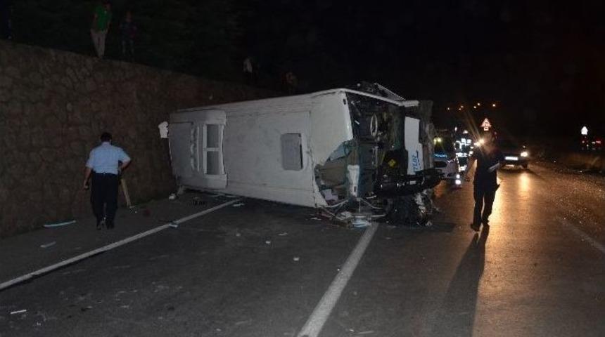 Kocaeli&rsquo;de Midib&uuml;s Devrildi: 3 Yaralı