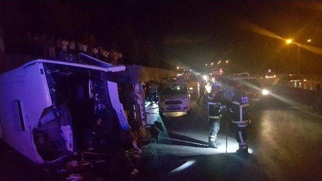 Kocaeli’de Midibüs Devrildi: 3 Yaralı