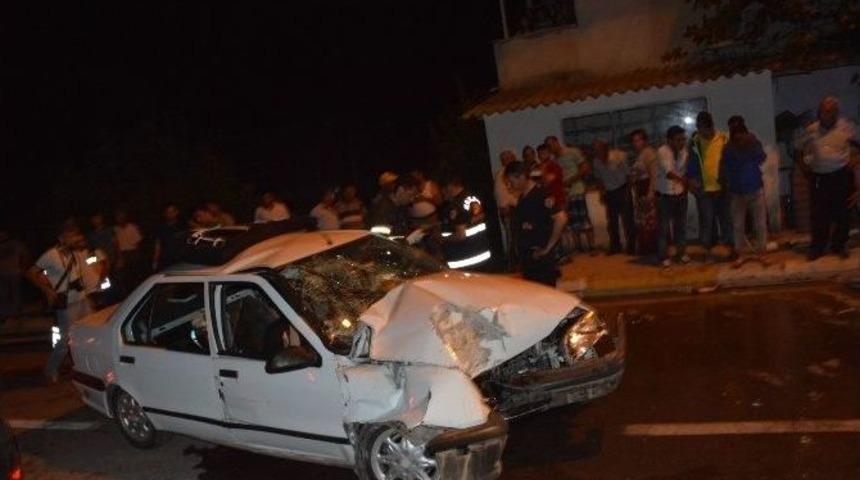 Erbaa&rsquo;da Otomobil Elektrik Direğine &Ccedil;arptı: 3 Yaralı