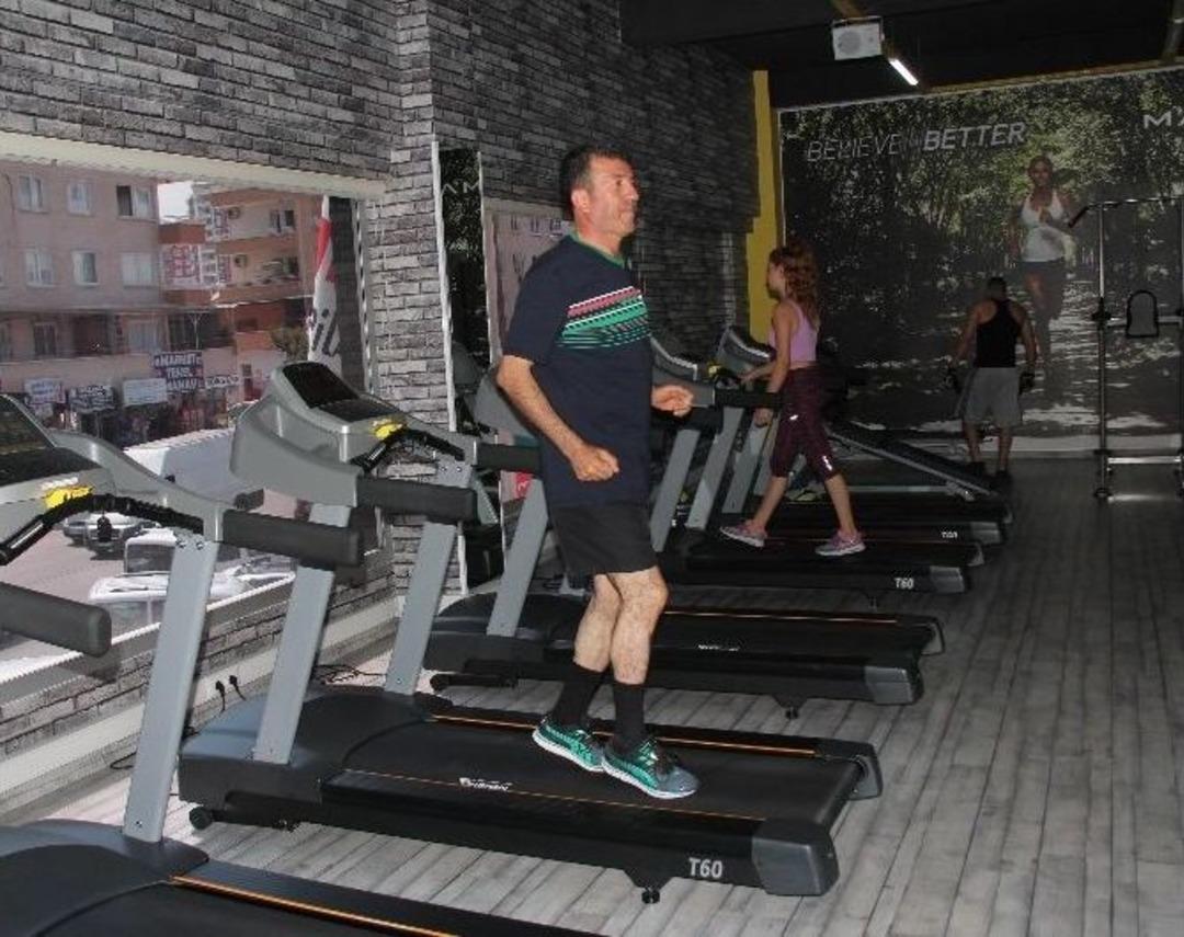 (&ouml;zel) Geri Geri Y&uuml;r&uuml;yen Adam Şampiyon Olmak İstiyor