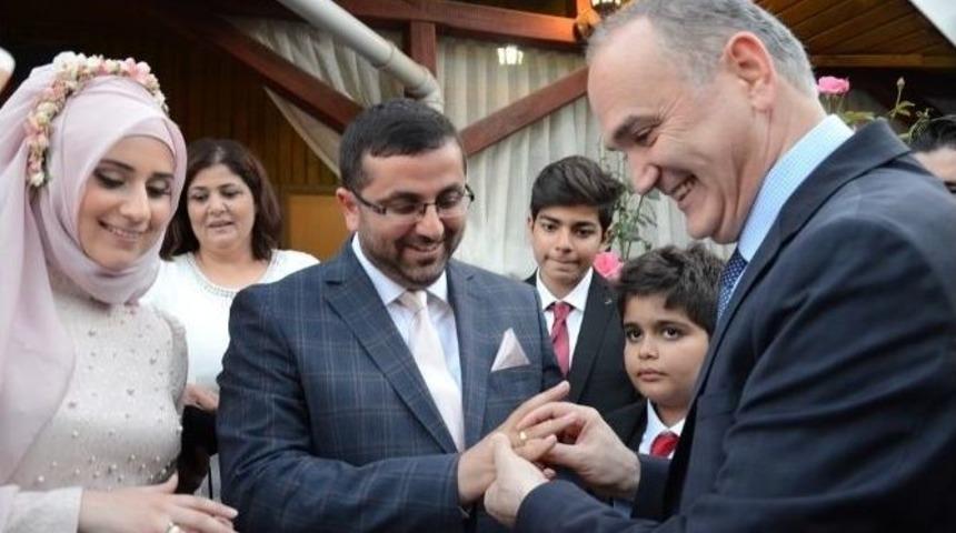 Bakan &Ouml;zl&uuml;, &Ouml;ğretim G&ouml;revlisine Kız İstedi