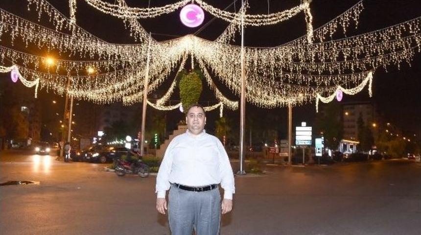 Tarsus&rsquo;ta Kavşağa Ay Yıldızlı Aydınlatma