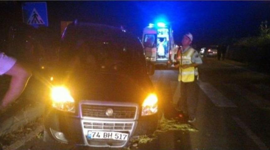 Bartın&rsquo;da Orta Ref&uuml;je &Ccedil;arpan Ara&ccedil; Karşı Şeride Ge&ccedil;ti: 4 Yaralı