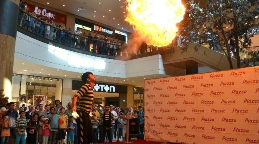 Jongl&ouml;r Ve Akrobasi G&ouml;sterisi Nefes Kesti