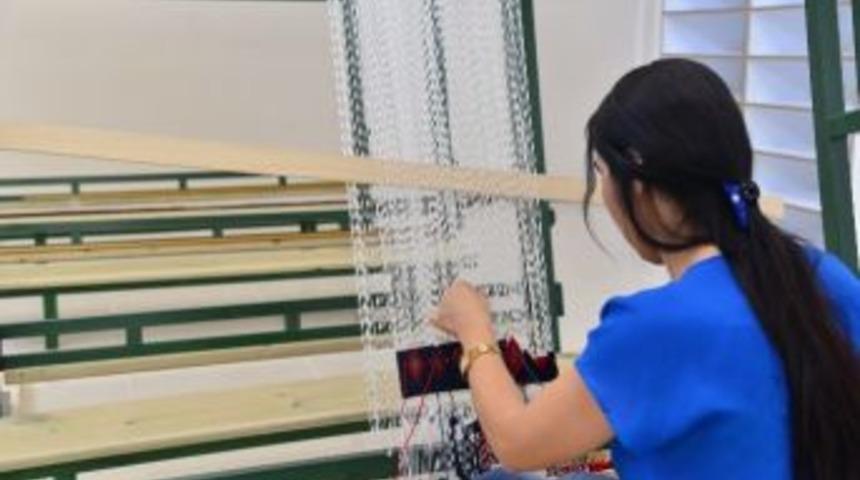 Kilim Ve Şal At&ouml;lyeleri A&ccedil;ıldı