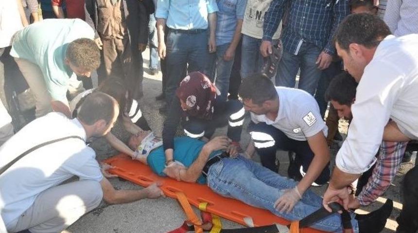 Minibüs İle Motosiklet Çarpıştı: 1 Yaralı