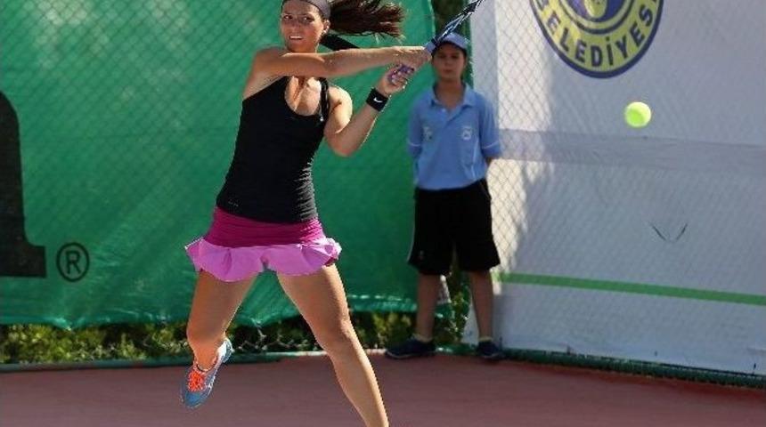 Uluslararası Tenis Turnuvası Nefesleri Kesti