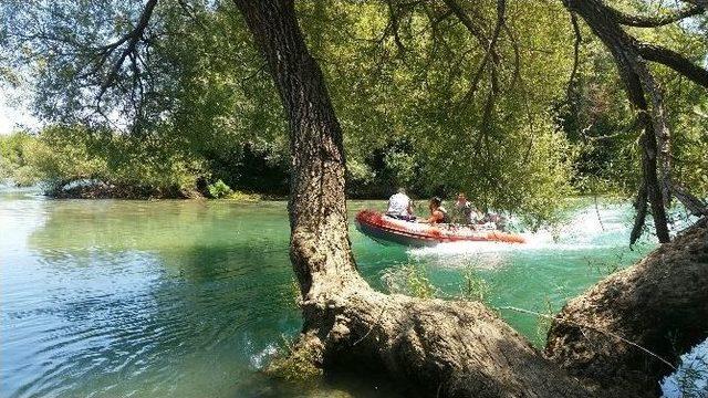 Irmakta Mahsur Kalan Anne İle Oğlu Kurtarıldı