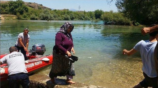 Irmakta Mahsur Kalan Anne İle Oğlu Kurtarıldı