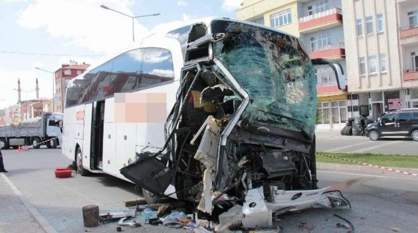 Yozgat&rsquo;ta Otob&uuml;s Park Halindeki Tır&rsquo;a &Ccedil;arptı: 1 &Ouml;l&uuml;, 1 Yaralı