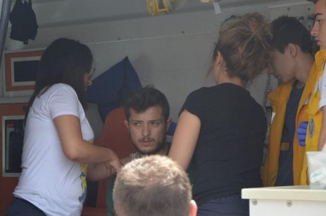 Unkapanı K&ouml;pr&uuml;s&uuml;&rsquo;nde Kamyonet Devrildi: 2 Yaralı