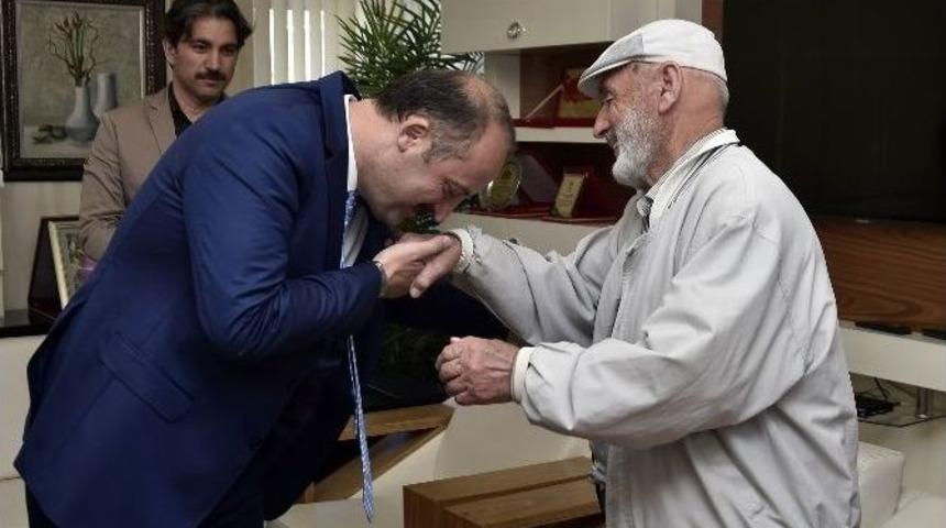 Mamak Belediye Başkanı Akg&uuml;l, Mamaklı Vatandaşlarla Bayramlaştı