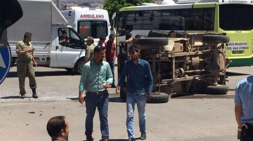 Kilis&rsquo;te Askeri Ara&ccedil;la Otomobil &Ccedil;arpıştı: 2 Asker Yaralı