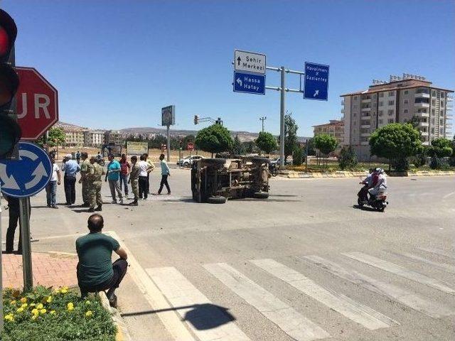 Kilis’te Askeri Araçla Otomobil Çarpıştı: 2 Asker Yaralı