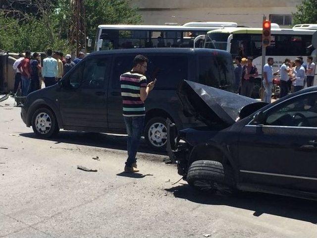 Kilis’te Askeri Araçla Otomobil Çarpıştı: 2 Asker Yaralı