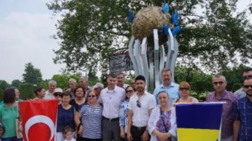 Gezer: "srebrenitsa, Kalbimizde Kanayan Yara"