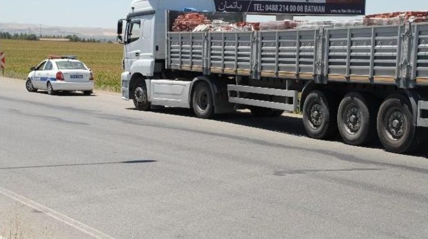 Taş Y&uuml;kl&uuml; Tır, Polisi Alarma Ge&ccedil;irdi