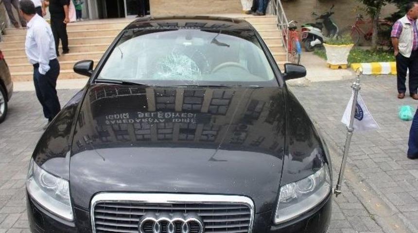 Belediye Başkanının Makam Aracına Taşlı Saldırı