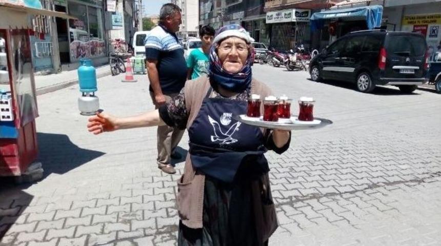 79 Yaşındaki Kadın &Ccedil;aycılık Yaparak Biriktirdiği 70 Bin Lirayı &Ccedil;aldırınca Eski İşine Geri D&ouml;nd&uuml;