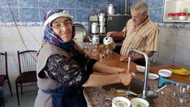 79 Yaşındaki Kadın Çaycılık Yaparak Biriktirdiği 70 Bin Lirayı Çaldırınca Eski İşine Geri Döndü