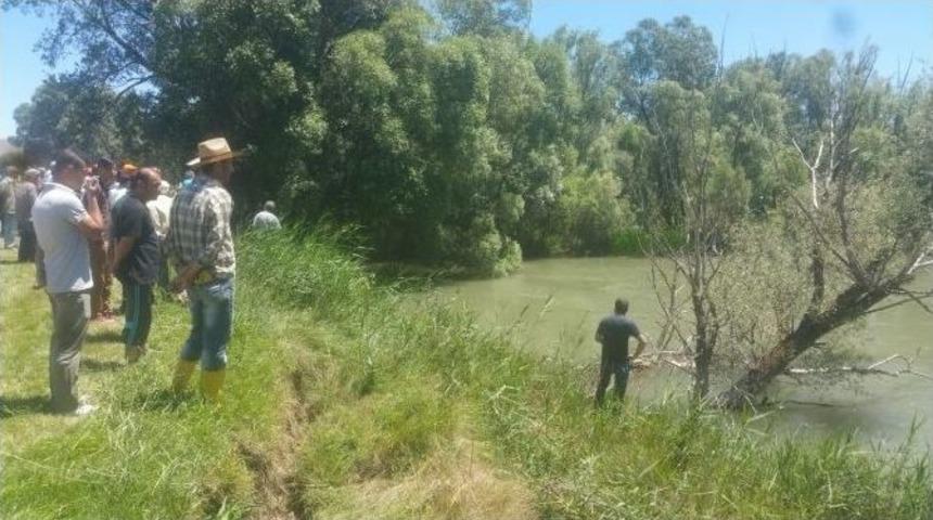 Oltalarını Kurtarmak İ&ccedil;in Irmağa Giren 2 Kardeş Kayboldu