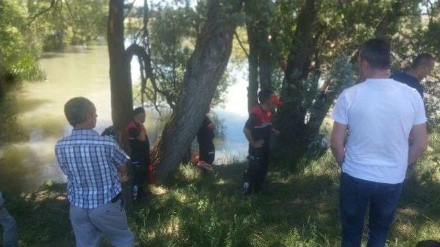 Oltalarını Kurtarmak İçin Irmağa Giren 2 Kardeş Kayboldu