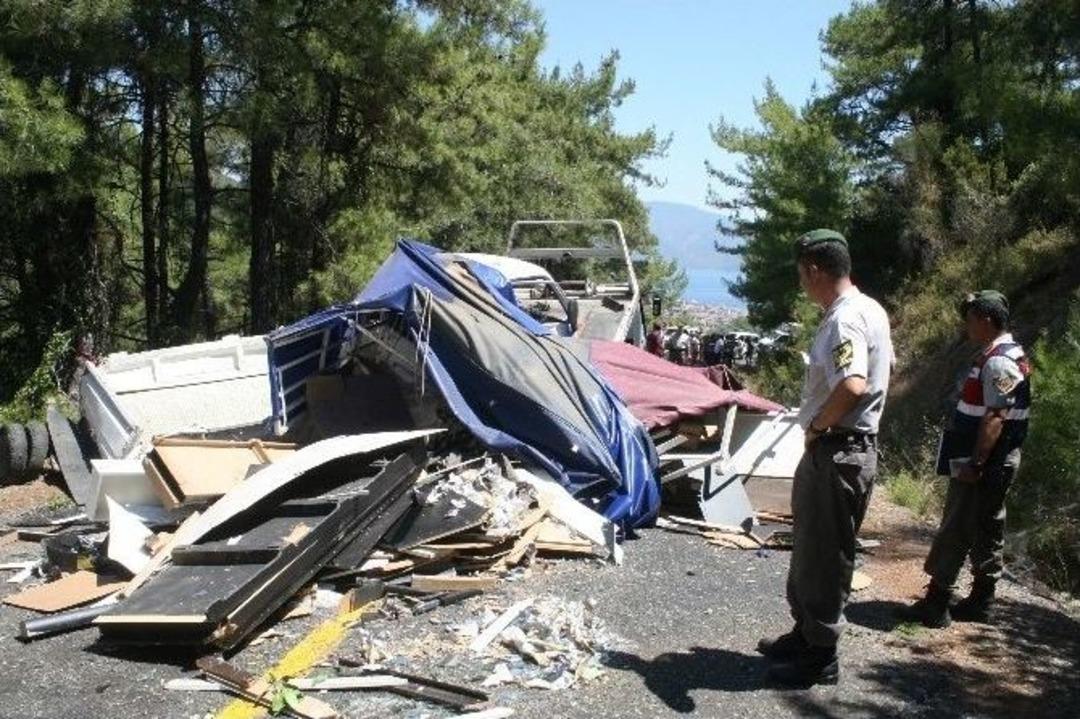Kamyonet Karayoluna U&ccedil;tu: 1 &Ouml;l&uuml;, 3 Yaralı
