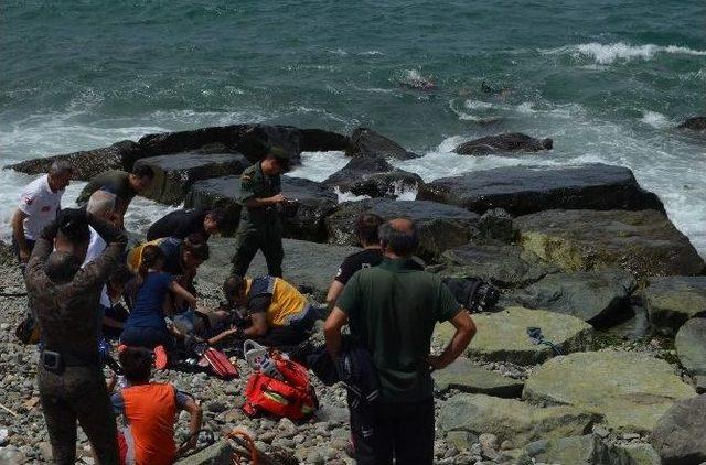 Trabzon’da Serinlemek İçin Denize Giren Bir Çocuk Boğulma Tehlikesi Geçirdi