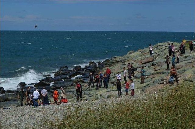 Trabzon’da Serinlemek İçin Denize Giren Bir Çocuk Boğulma Tehlikesi Geçirdi