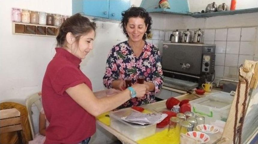 K&ouml;y Kahvesinin İşletmecisi De, Garsonu Da Kadın