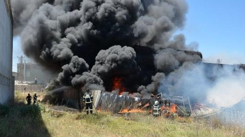 Uşak&rsquo;ta Korkutan Fabrika Yangını