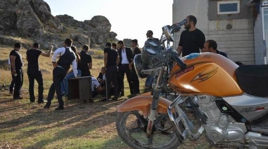 Kahvede Zaman Ge&ccedil;irmek Yerine Film &Ccedil;ekiyorlar