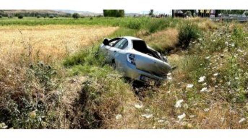 Otomobil, Park Halindeki Trakt&ouml;re &Ccedil;arptı: 3 Yaralı