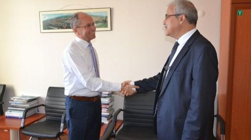 Vali G&uuml;ven&ccedil;er Valilik Personeli İle Bayramlaştı