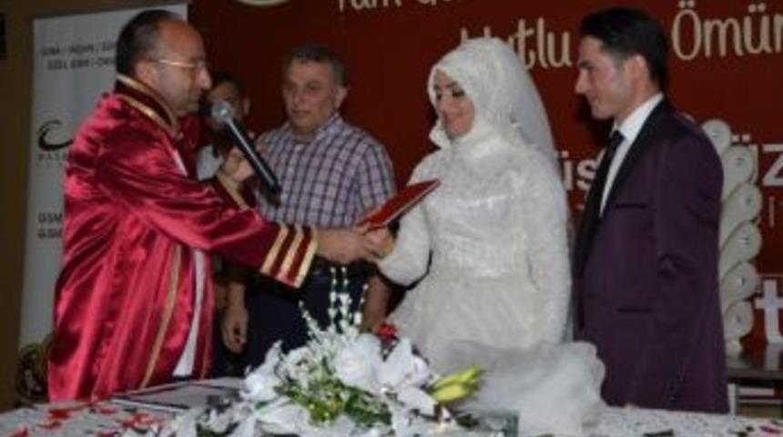 Başkan &Uuml;z&uuml;lmez, Kartepelilerin Mutluluklarına Ortak Oldu