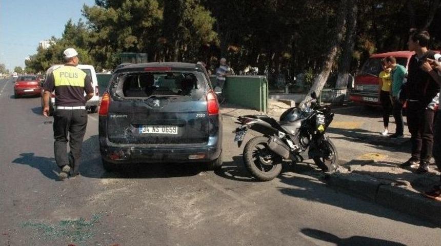 Motosiklet &Ouml;n&uuml;nde Giden Otomobile &Ccedil;arptı: 1 Yaralı