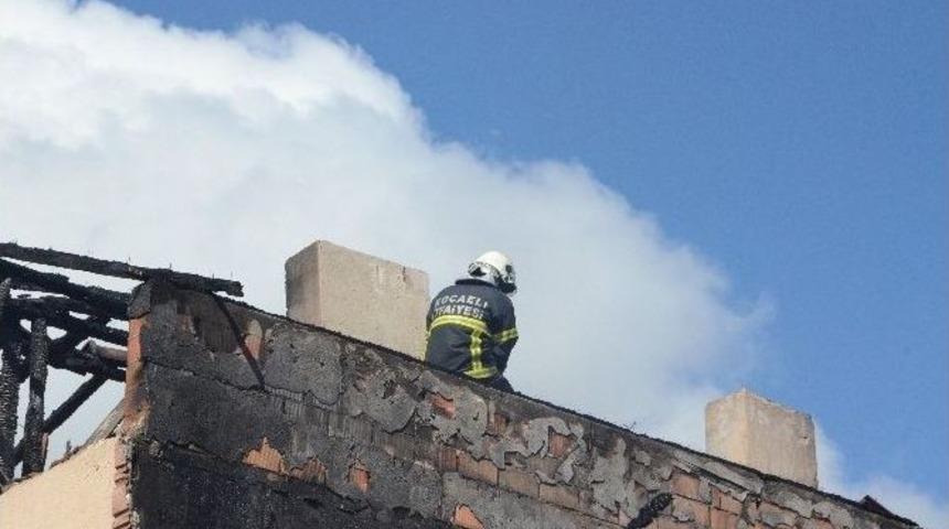 İki Evin &Ccedil;atısında Korkutan Yangın