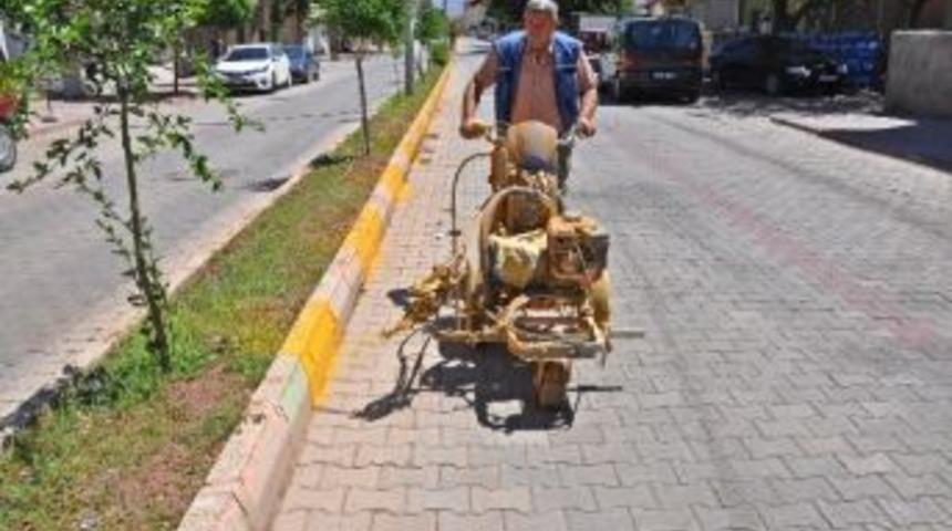 G&ouml;lbaşı Belediyesi&rsquo;nden Kavşak Ve Orta Ref&uuml;j Boyama &Ccedil;alışması
