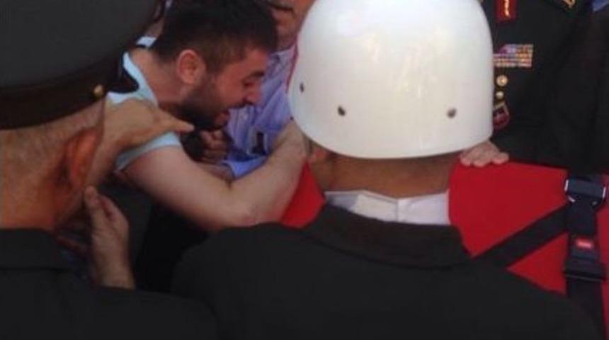 Bursa Şehidine Ağlıyor