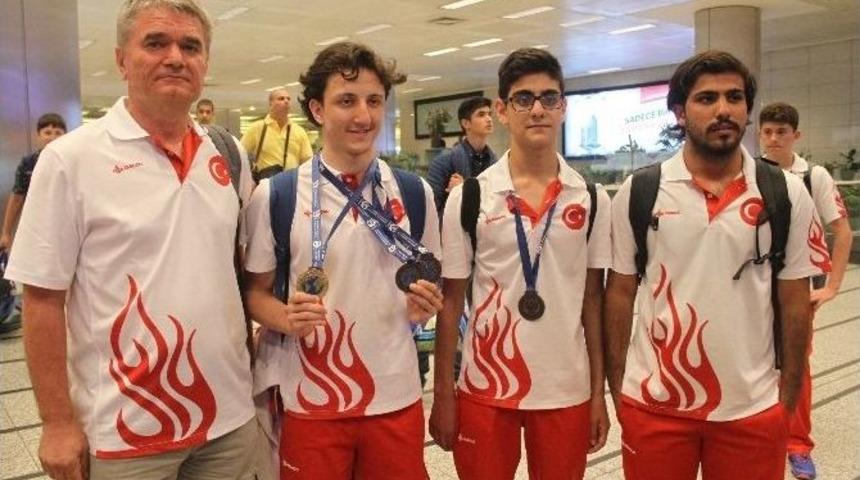 Fransa’da Altın Madalya Kazanan Milli Yüzücü Yurda Döndü