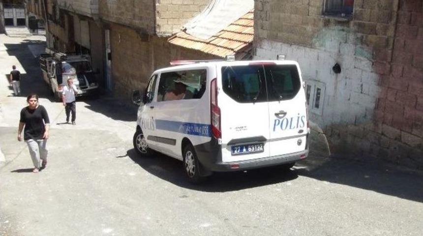 Kuzenlerin Kavgasında Yoldan Geçen Kişi Vuruldu