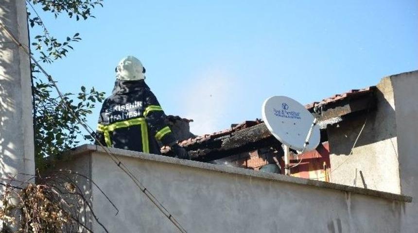 Eskişehir&rsquo;de &Ccedil;atı Yangını