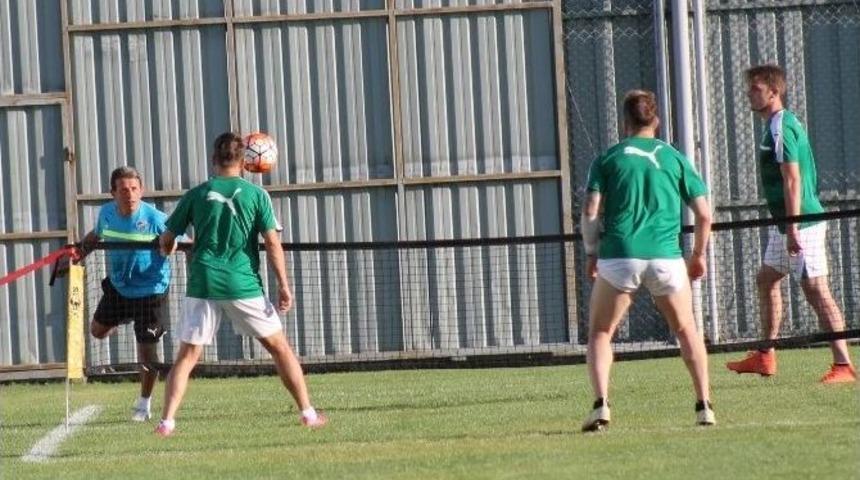Bursaspor Yeni Sezon Hazırlıklarını &Ouml;zl&uuml;ce Tesisleri&rsquo;nde S&uuml;rd&uuml;r&uuml;yor